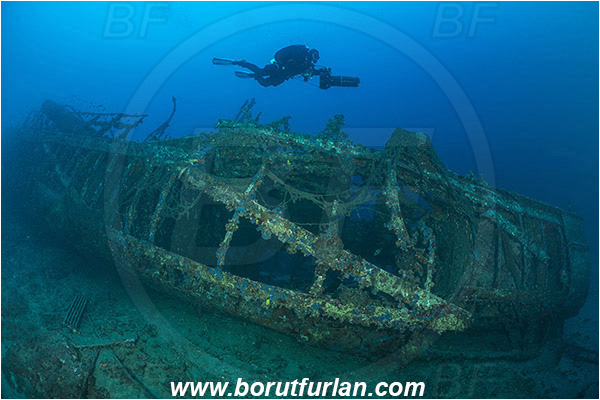 Peljesac, Croatia, Adriatic sea, Mediterranean sea, Wreck, S-57 wreck (German "speedboat" from WW II), S-57, Diver, Underwater scooter
