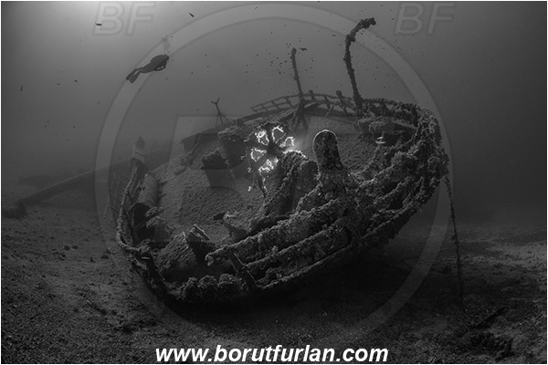 Island Vis, Croatia, Adriatic sea, Mediterranean sea, Wreck Teti, Wreck, Teti, Stern, Steering wheel, Backlight, Backlit, Diver, black&white